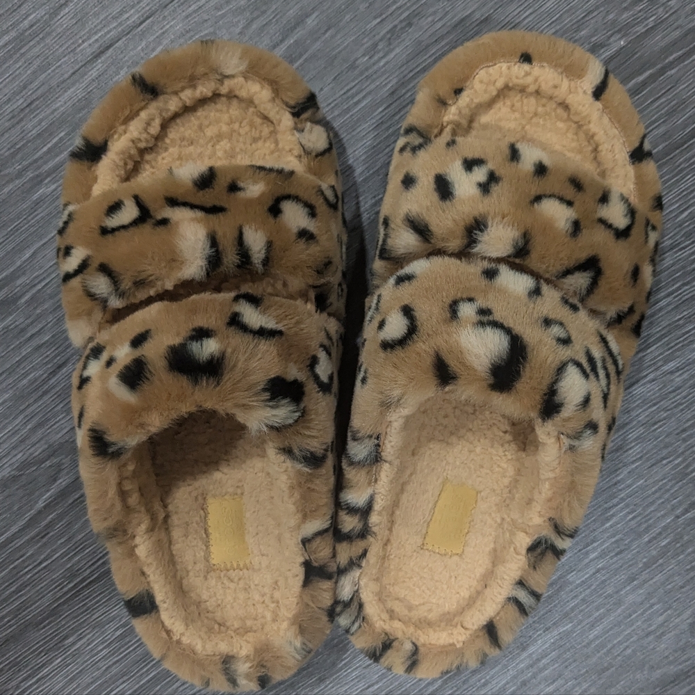 Crocs fleece leopard print sandal slippers